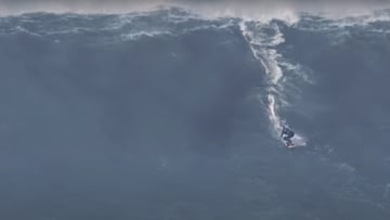 La surfista tinerfeña Laura Coviella surfeando una ola gigante en Praia do Norte, Nazaré, Portugal, en noviembre del 2023.