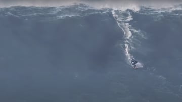 La surfista tinerfe?a Laura Coviella surfeando una ola gigante en Praia do Norte, Nazar¨¦, Portugal, en noviembre del 2023.