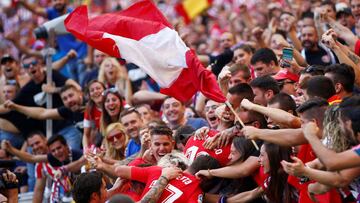 Los jugadores del Atl&eacute;tico celebran el gol de Carrasco con los aficionados. 