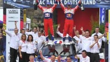 <b>COSTUMBRE. </b>Es habitual ver a Loeb descorchando el champán.