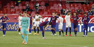 Los jugadores del Sevilla y Barcelona tras finalizar el partido.