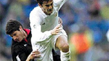 <b>DE BLANCO</B>. Después de tener un pie en el Inter en diciembre, Solari seguirá vistiendo la camiseta blanca.