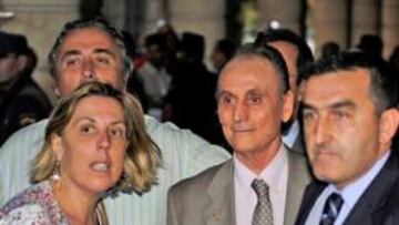 <b>DECLARACIÓN. </b>Lopera, con un empleado de su seguridad delante, a la salida de los Juzgados de Sevilla.