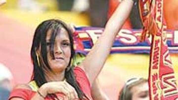 <b>LA AFICIÓN DE ESPAÑA RESPONDIÓ.</b> En el estadio José Alvalade de Lisboa éramos minoría, pero no había por qué esconderse. Eso hizo la joven de la foto, con el siete de Raúl en el pecho, gogó improvisada en una grada española que sí respondió.