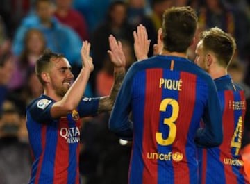 Alcácer celebra el 7-1 con sus compañeros.