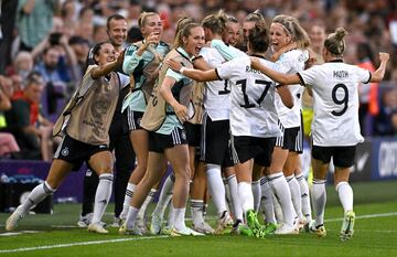 2-0. Alexandra Popp celebra el segundo gol.
