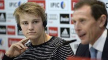 Odegaard, junto a Butrague&ntilde;o, el d&iacute;a de su presentaci&oacute;n