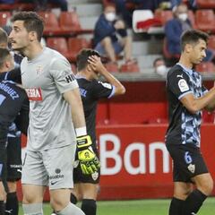 Nadie contaba en El Molinón con el peor día de Diego Mariño