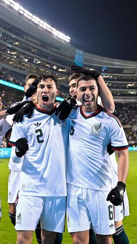 Chicago (United States), 01/04/2026.- Jorge Sanchez (C) of Mexico celebrates with his team after scoring the opening goal during the international friendly soccer match between Mexico and Belgium at Soldier Field in Chicago, Illinois, USA, 31 March 2026. (Futbol, Amistoso, Bélgica) EFE/EPA/VICTOR HILITSKI