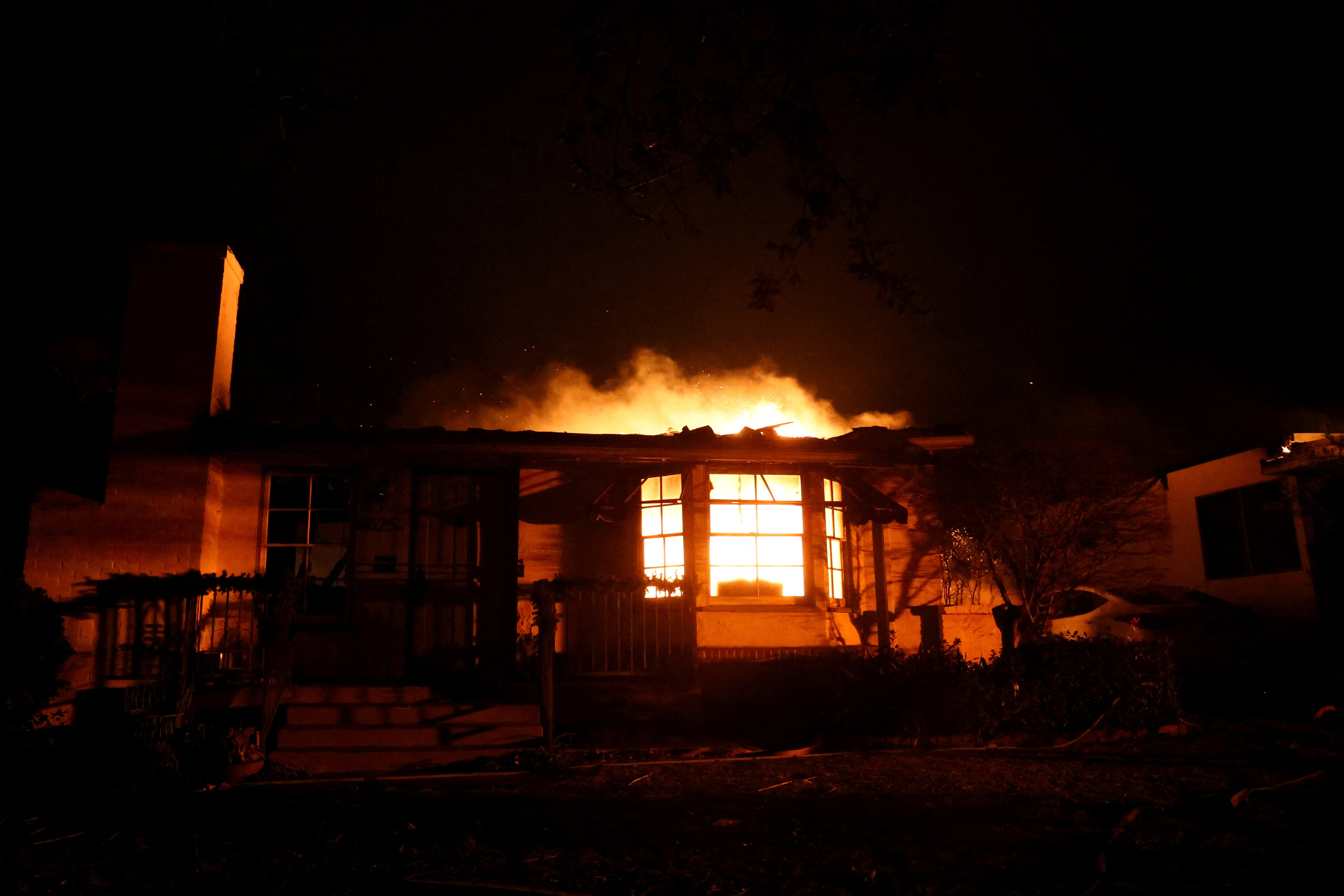 Hombre queda atrapado en su hogar tras lo incendios en Los Ángeles