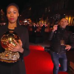 Es un secreto a voces: la reacción determinante del público cuando llegó el Balón de Oro al teatro