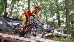 La ciclista espa&ntilde;ola de MTB Roc&iacute;o del Alba Garc&iacute;a, durante una competici&oacute;n con el maillot de Espa&ntilde;a.