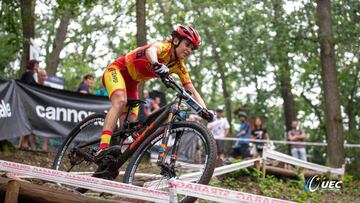 La ciclista española de MTB Rocío del Alba García, durante una competición con el maillot de España.