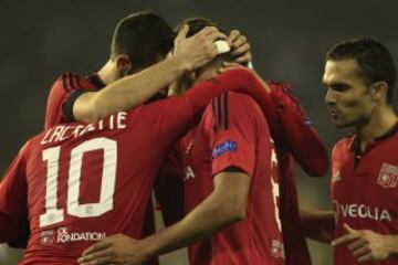 Los jugadores celebran el 0-2 de Lacazzete. 