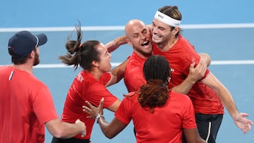 Taylor Fritz celebra con el resto del equipo de Estados Unidos el título de la United Cup.