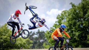 Jay Schippers hace un salto con su bicicleta.