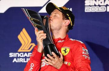 Sebastian Vettel en el podio de Singapur al vencer en Marina Bay tras nada menos 22 consecutivas de sequía.

