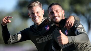 Llorente, que ha renovado hasta 2027, con el capitán Koke.