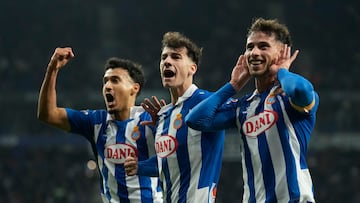 BARCELONA, 18/12/2024.- El delantero del Espanyol Javi Puado (d) celebra con sus compañeros tras marcar el 1-0, durante el partido de LaLiga que RCD Espanyol y Valencia CF disputan este miércoles en el RCDE Stadium, en Barcelona. EFE/Enric Fontcuberta