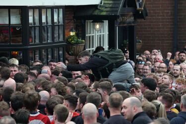 La multitud de jugadores lucha por el balón durante el partido de fútbol medieval Shrovetide.