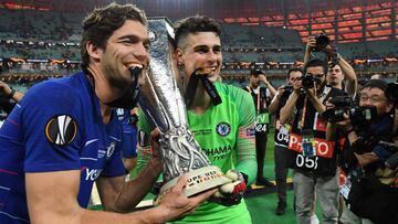 Los jugadores espa&ntilde;oles del Chelsea, Marcos Alonso y Kepa Arrizabalaga, con la Europa League.