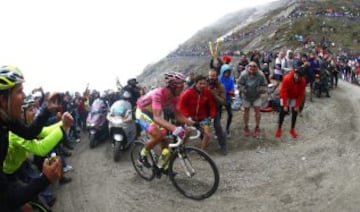 Alberto Contador subiendo Colle delle Finestre en 2015.