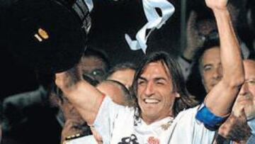 <b>EL LÍDER. </b>Javi Navarro levanta la Copa del Rey, el cuarto título logrado en trece meses.