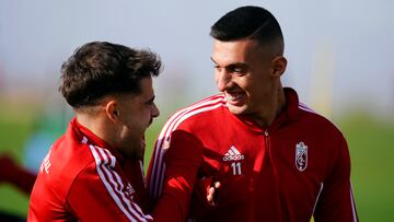 Melendo y Uzuni en un entrenamiento con el Granada.