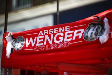 Seguidores del Arsenal se despiden de Wenger.