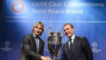 El director de relaciones institucionales del Real Madrid, Emilio Butragueño (dcha), estrecha la mano del exjugador de fútbol y actual miembro del Consejo de Administración del Juventus Pavel Nedved.