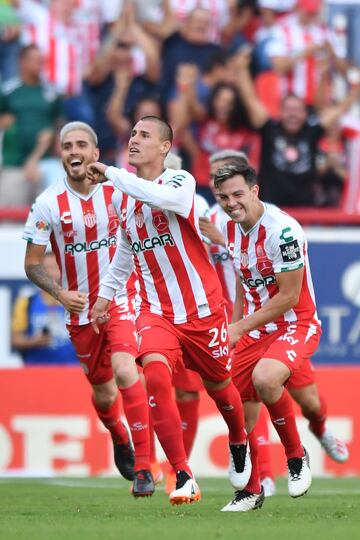 La sorpresa del torneo y de la primera fase de la liguilla. Los Rayos maniataron a La Pandilla. Un juego inteligente, sin regalar espacios, jugando fácil y al espacio. Les alcanzó para una sólo anotación, además, evitaron el famoso gol de visitante. Su tarea sería buscar uno más en la vuelta y provocar que Monterrey marque tres.