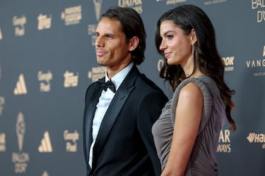 Yann Sommer y Alina Sommer posan antes de la ceremonia de entrega del Balón de Oro 2025.