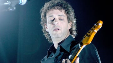 El m&uacute;sico Gustavo Cerati act&uacute;a en el escenario, Chicago, Illinois, 29 de julio de 2003.