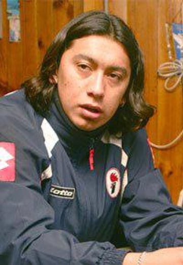 El valdiviano ganó notoriedad en 2001 cuando fue fichado por Bari siendo un desconocido que jugaba en Puerto Montt. Estuvo en el equipo Primavera hasta el 2002.