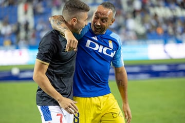 Portillo charla con Santi Cazorla durante el Leganés - Oviedo.