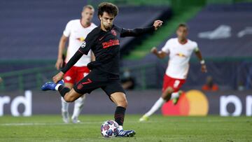 Jo&atilde;o F&eacute;lix tira el penalti. 