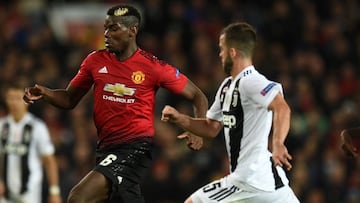 Paul Pogba disputa un bal&oacute;n ante Pjanic durante el Manchester United - Juventus de la Champions League. 