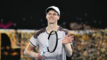 Jannik Sinner celebra la victoria en cuartos contra Andrey Rublev en el Open de Australia 2024.