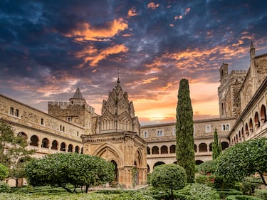 Guadalupe, un pintoresco municipio de Cáceres, es un destacado centro de peregrinación y uno de los principales focos turísticos de Extremadura, reconocido a nivel mundial por su imponente Monasterio de Santa María de Guadalupe, declarado Patrimonio de la Humanidad por la UNESCO. Este monumental conjunto arquitectónico, que combina elementos góticos y mudéjares, es el corazón de la localidad y alberga a la venerada Virgen de Guadalupe, patrona de Extremadura y reina de la Hispanidad. El pueblo, que se extiende alrededor del monasterio, conserva su encanto medieval con calles empedradas, casas de fachadas blancas con balcones de madera y un ambiente de recogimiento.