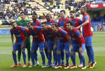 El once inicial del Levante. De pie: Mari?o, Jefferson Lerma, Simao, Navarro, Medjani y Derverson. Agachados: Morales, Verza, To?o, Verd¨² y Rossi.