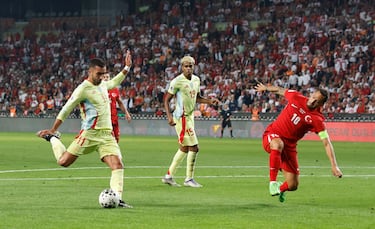 Avanzó metros Pedri con el balón, jugando para Lamine Yamal, el cual divide y abre para la incursión en el área de Ferran Torres, que definió con un potente derechazo raso, superando a Çakir.