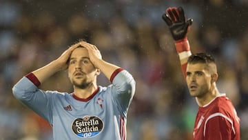 Andreu Fontàs se lamenta llevándose las manos a la cabeza delante de Cuéllar, portero del Leganés.