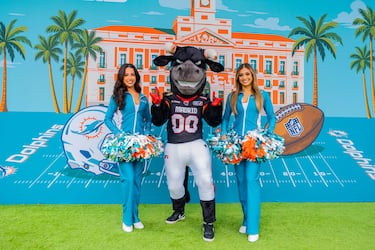 La Plaza de España de Madrid acoge la Fan Zone de los Miami Dolphins. 