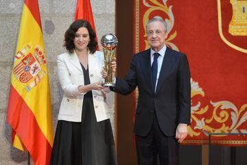 La presidenta de la Comunidad, Isabel Díaz Ayuso y Florentino Pérez. 