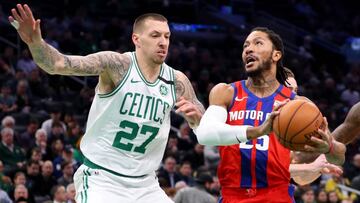 Derrick Rose, ante Daniel Theis en el Boston Celtics-Detroit Pistons.