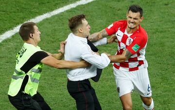 El defensor croata del Liverpool, Dejan Lovren, se molest車 bastante cuando vio que cuatro aficionados invadieron el campo durante la final del Mundial.