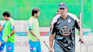 <b>UN DOLOR DE CABEZA. </b>Lotina tiene quince días para solucionar los problemas a balón parado.