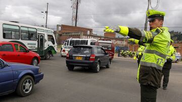 Policía de tránsito vigilando el plan retorno en Bogotá
