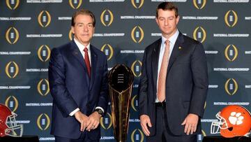 Nick Saban, entrenador de Alabama Crimson (izquierda) y Dabo Swinney, de Clemson Tigers posan con el trofeo de la final universitaria.