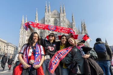 Un buen número de aficionados ha viajado a Milán para acompañar al equipo en la ida de los octavos de final de la Champions League ante el Inter. 